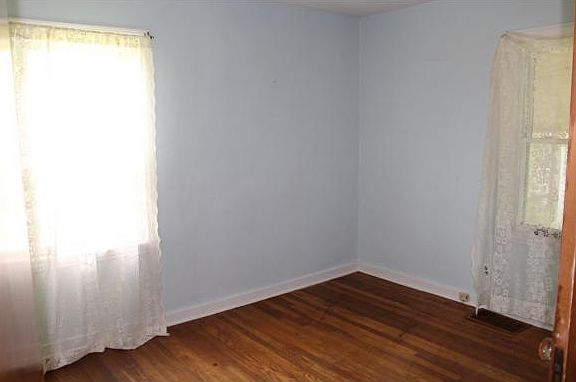 5th image of 39 Greenridge St