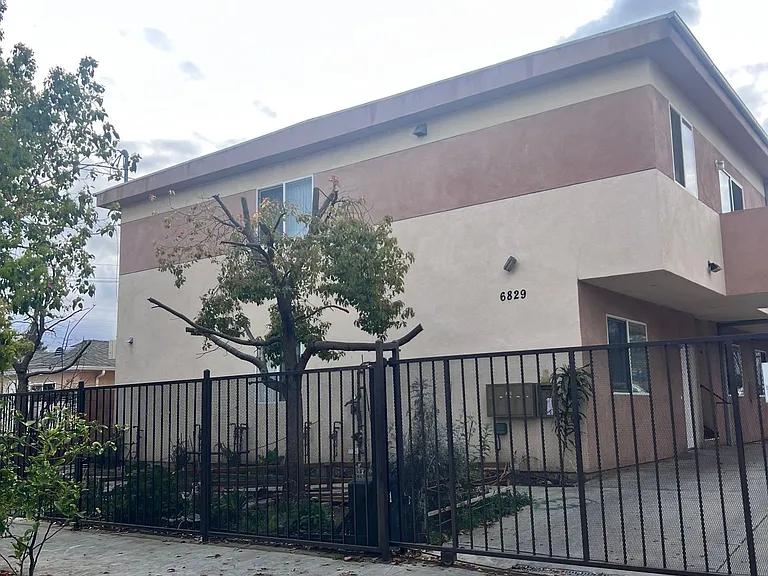 6829 Simpson Ave — Photo 2