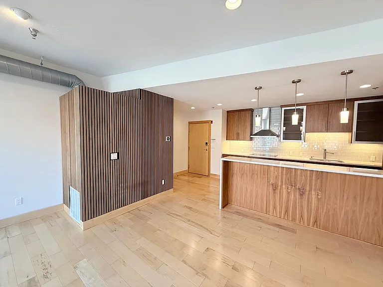 319 Broadway N — Photo 22