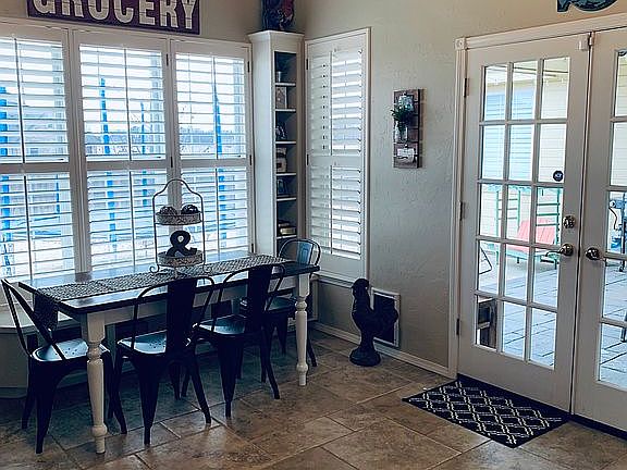 Kitchen nook w/bench seat 