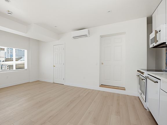 4th image of 4021 Lamont St #12