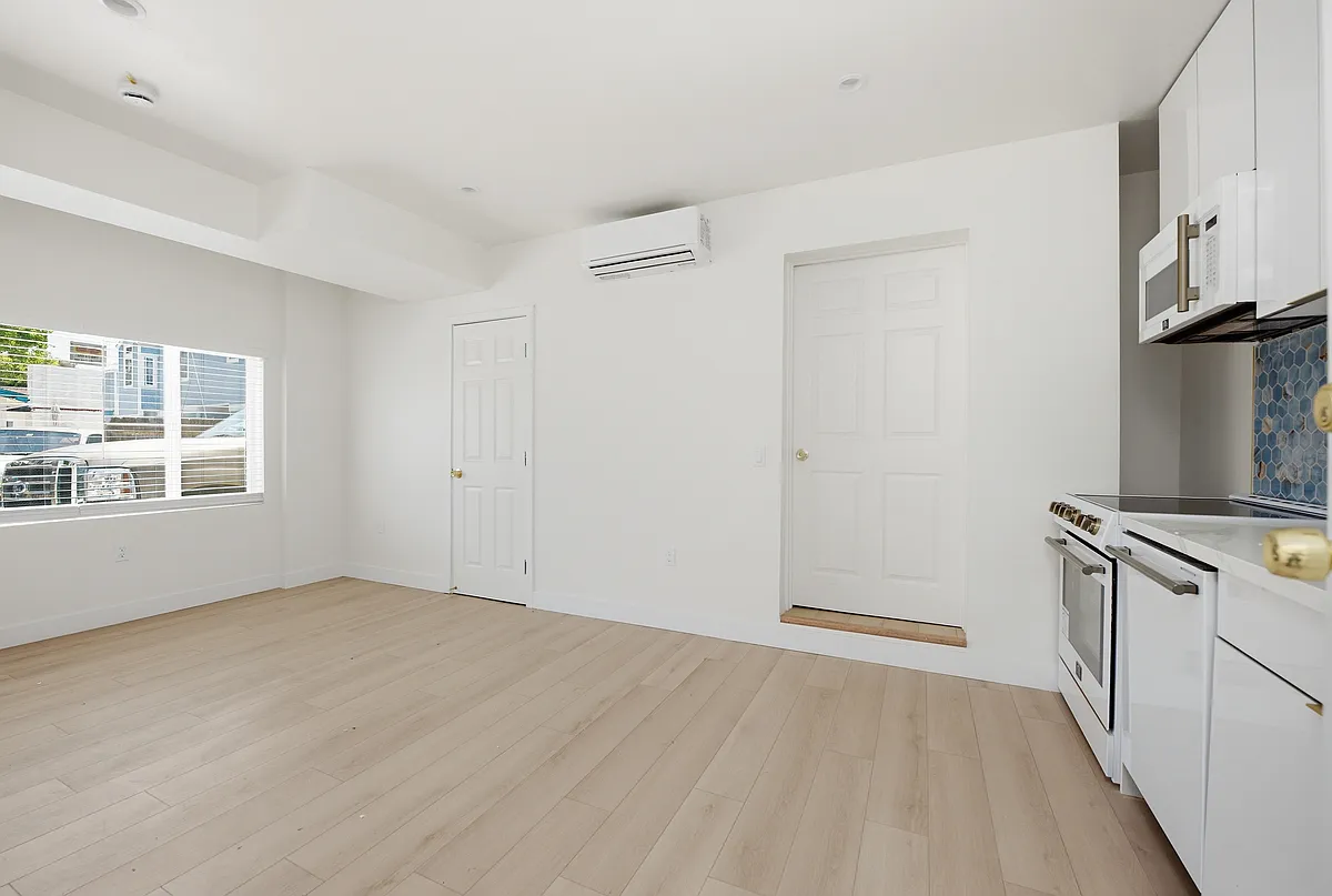 Building Photo - 4021 Lamont St #13