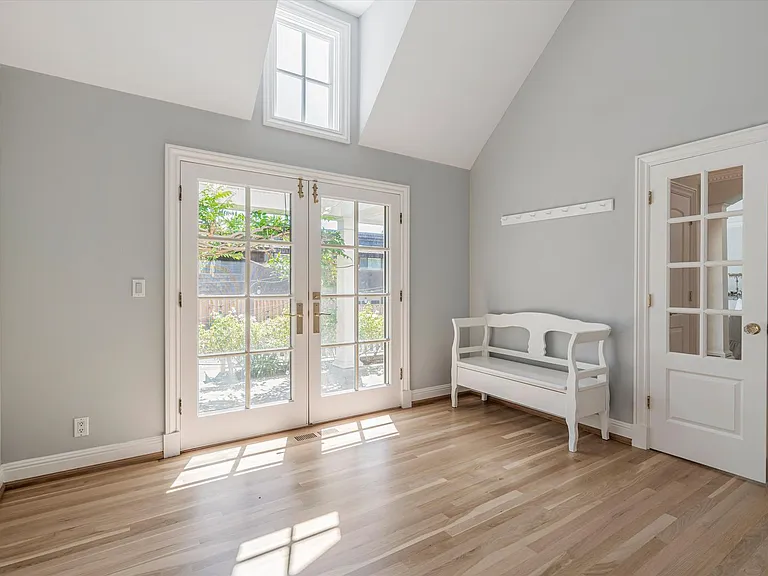 13621 Burke Rd — Photo 13