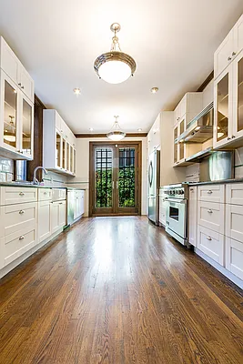 Rented by Dixon Advisory USA Inc. | media 90