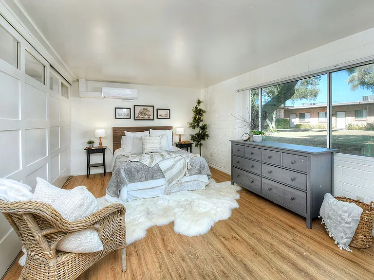 Lofts $900-$1000
