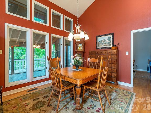 4th image of 10 Chestnut Ridge Rd