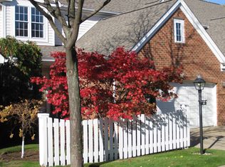 6 Shaker Glen Ln, Shaker Heights, OH 44122