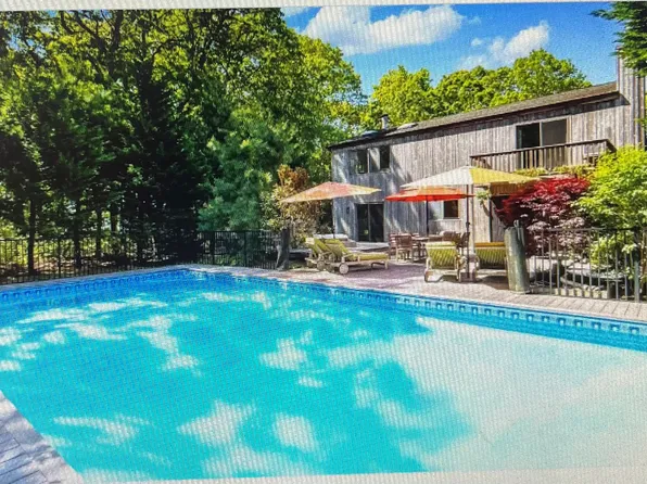 6 Strathmore Ct, Remsenburg, NY 11960