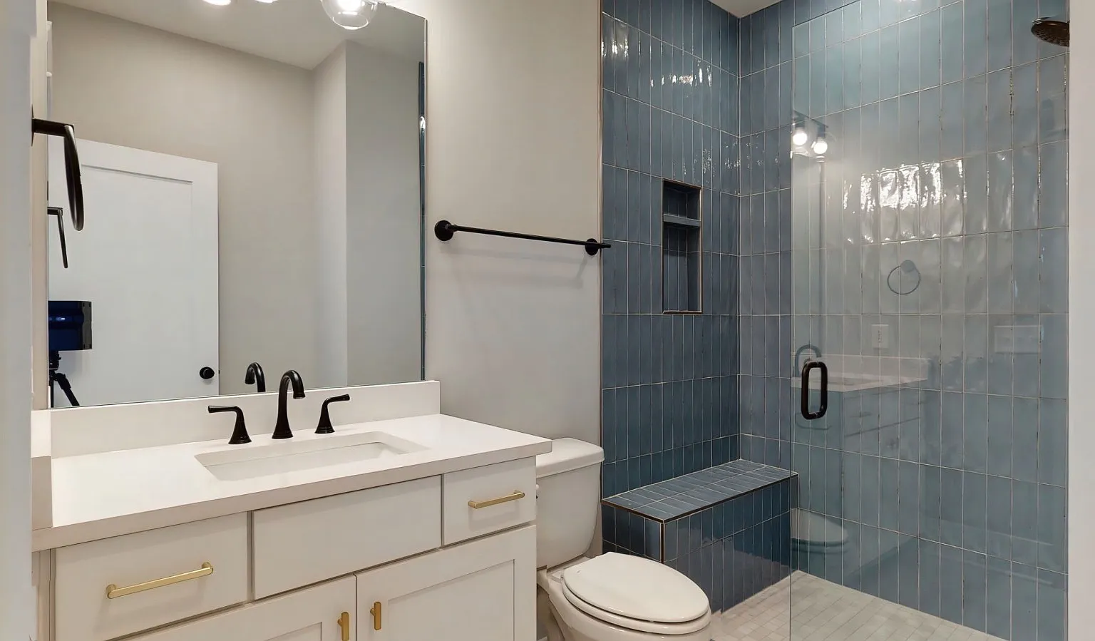 3 bed, 3.0 bath, 2410 sqft, $4,450 — Photo 3