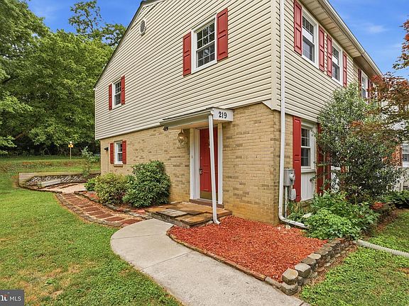 2nd image of 219 Queen Annes Ct