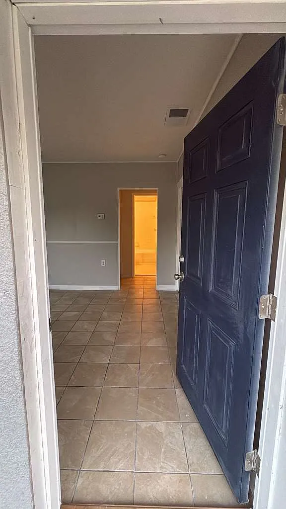 Entryway - 1201 5th St NE