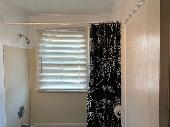 5th image of 2205 W 106th St