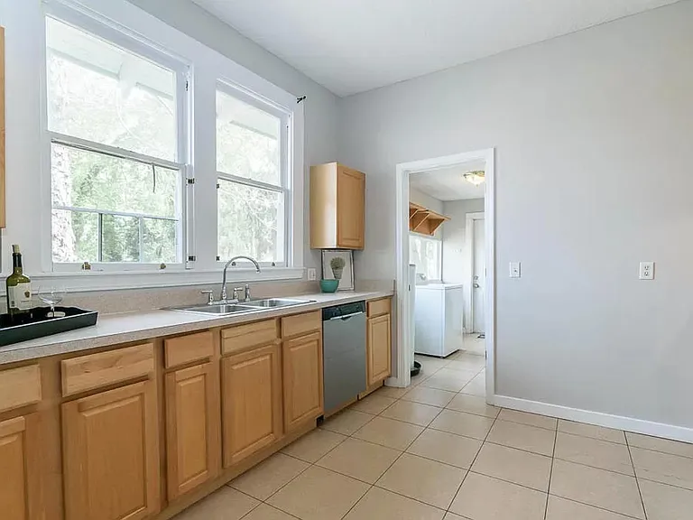 729 King St — Photo 3