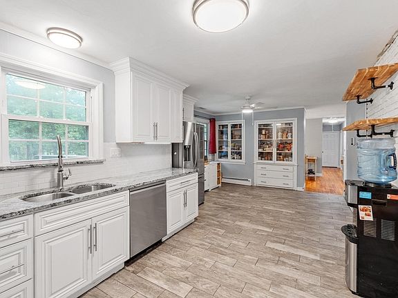 4th image of 456 Summer St