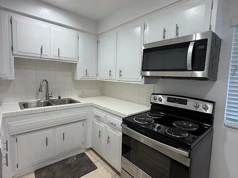 13952 Moorpark Ave — Photo 10