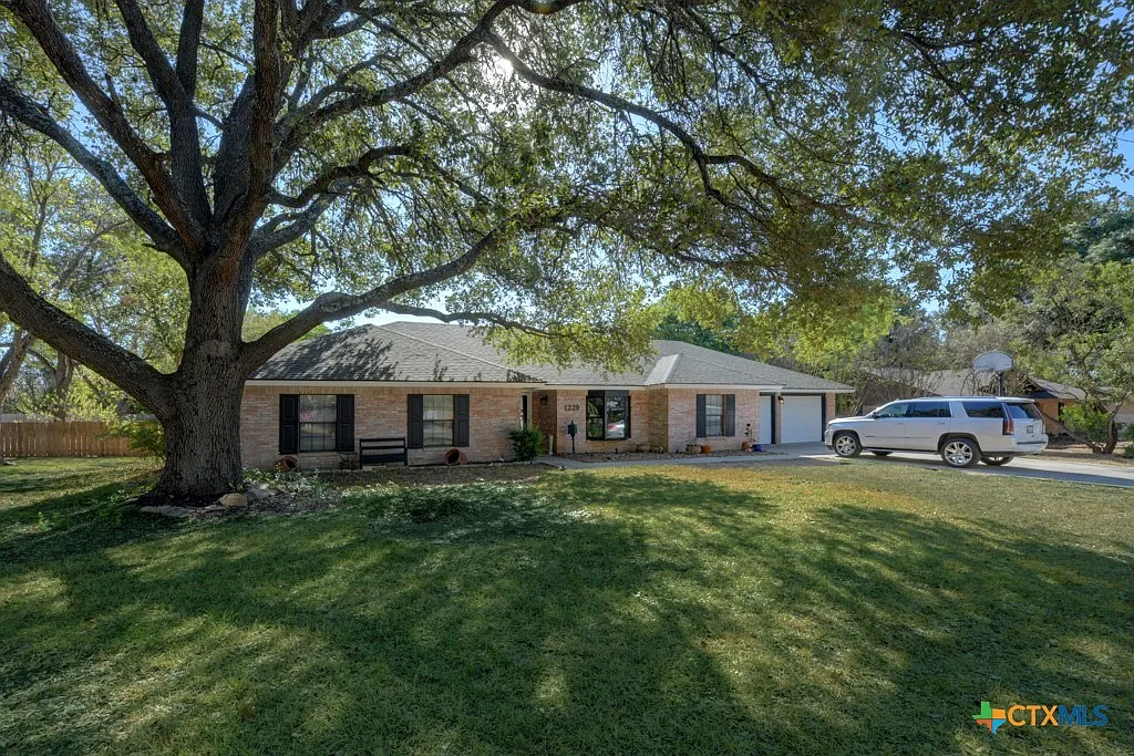 4 bed, 3.0 bath, 2637 sqft, $3,000 — Photo 2