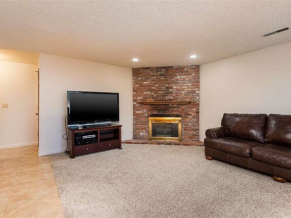 4th image of 902 W 33rd Ave