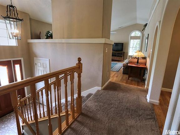 3rd image of 3827 Hillgrove Way
