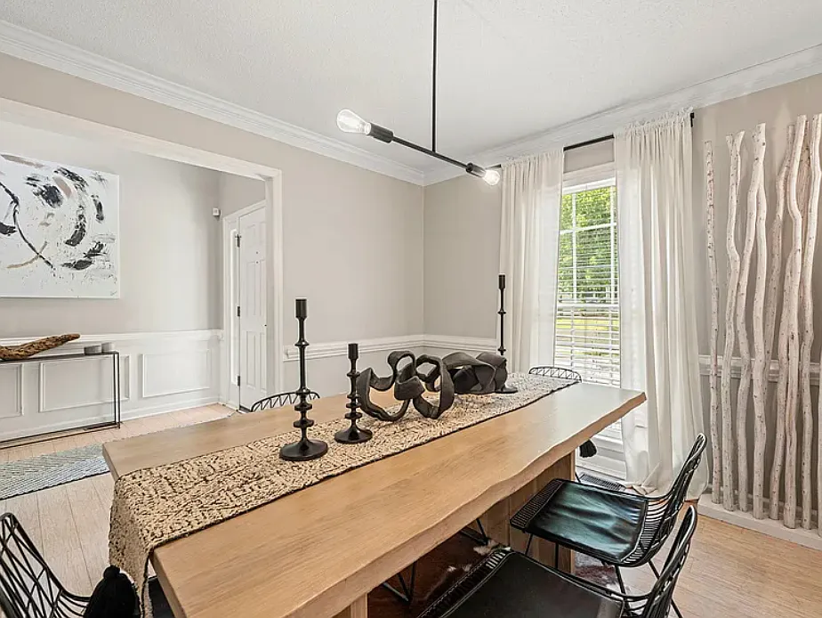4 bed, 2.5 bath, 2492 sqft, $3,400 — Photo 3