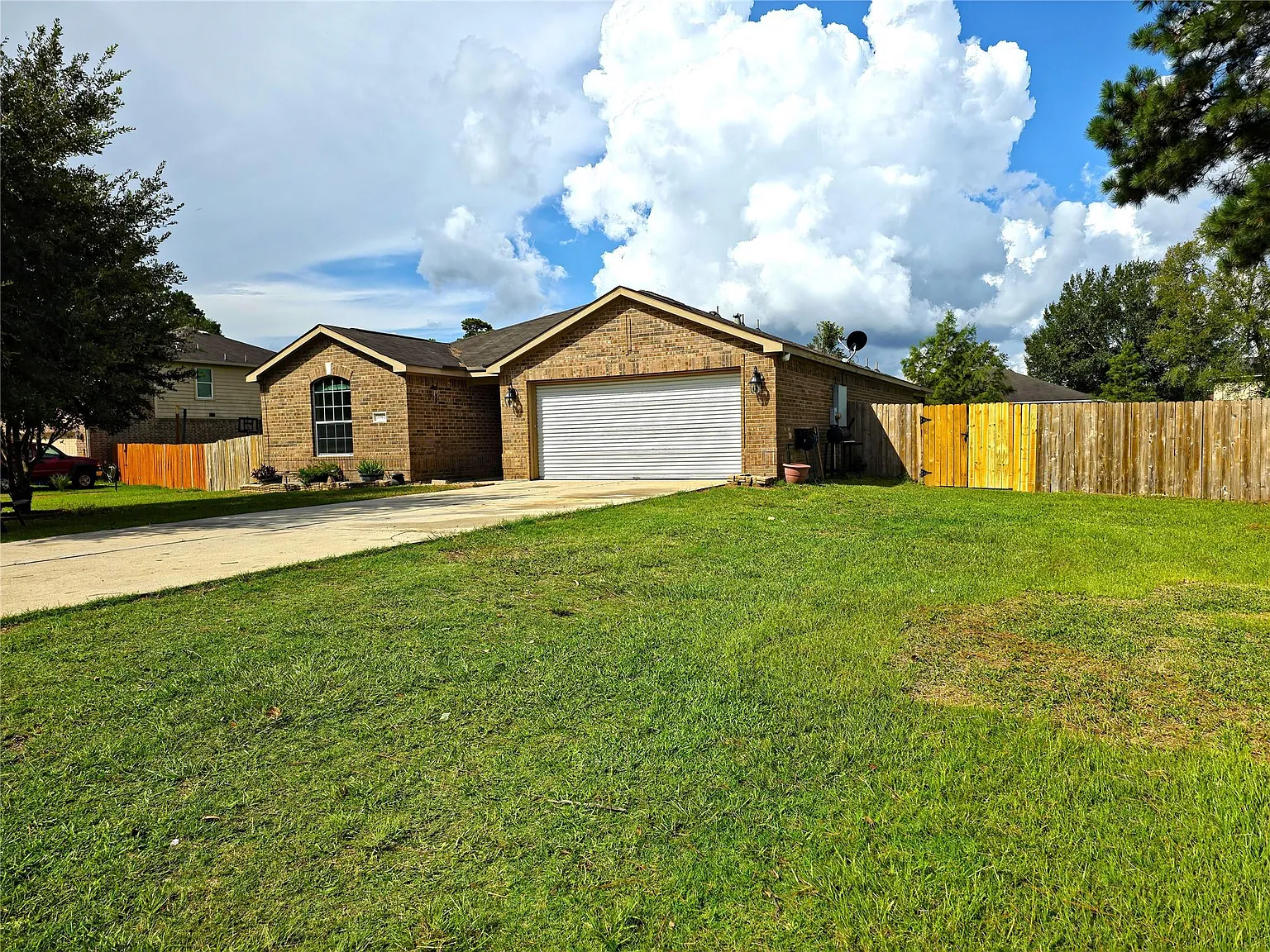 3 bed, 2.0 bath, 1690 sqft, $2,100 — Photo 2