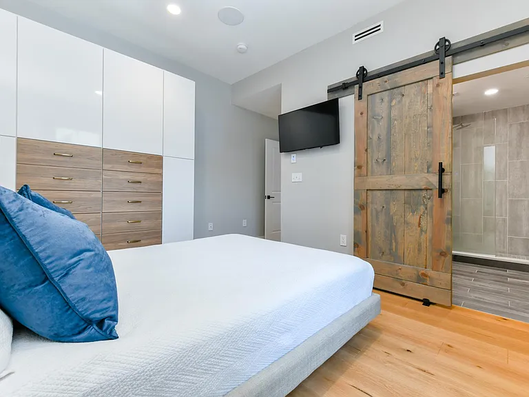 170 W Broadway #204 — Photo 14