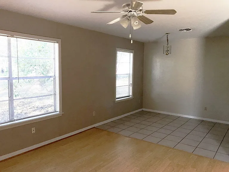 700 Vassar Ct — Photo 3