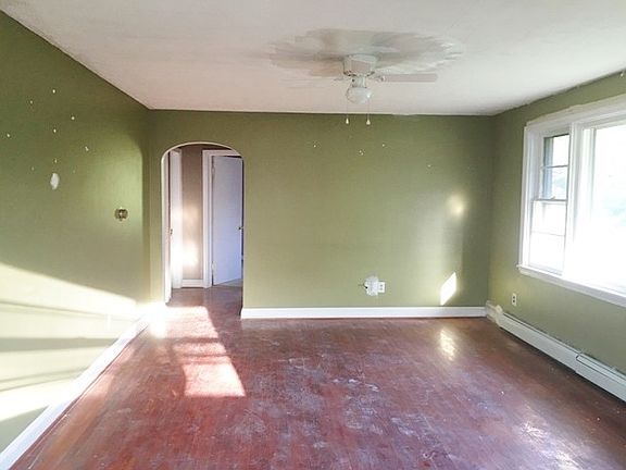 3rd image of 103 W Hawthorne Dr