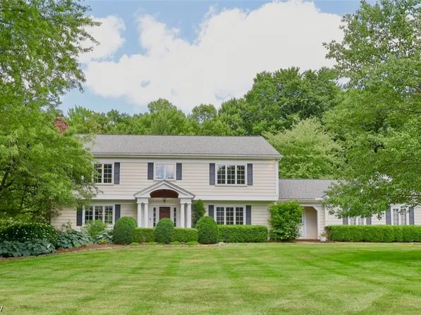504 Laurelbrook Dr, Chagrin Falls, OH 44022
