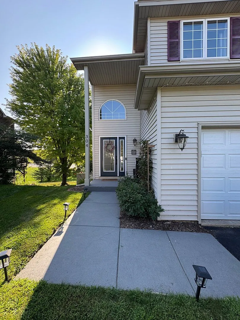 Updated 3 Bed/2.5 Bath House in Carver- Available Sept 15 — Photo 2