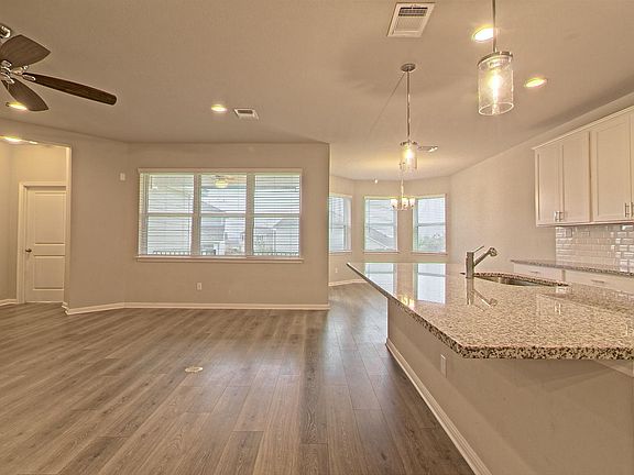4th image of 121 Broken Oak Dr