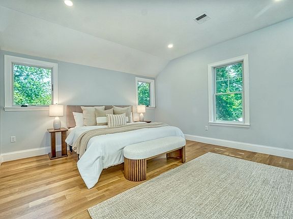 5th image of 315 Waverley St