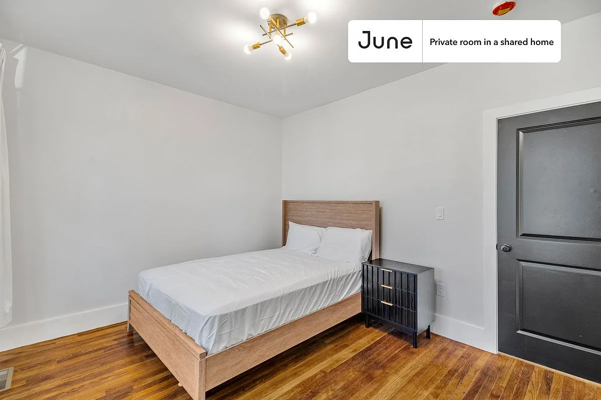 Queen bedroom in 5 bed/2 bath home in Roxbury #1901 D — Photo 2