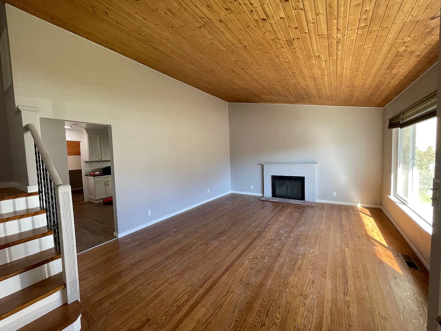 Awesome Commuter Location 3 Bedroom 2 Bath — Photo 3