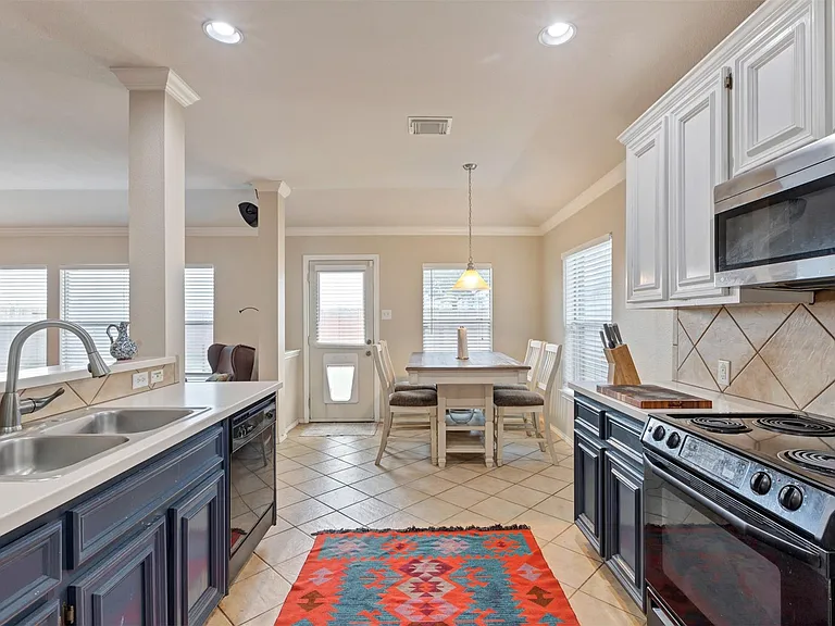 2911 Ashbrook Ln — Photo 8