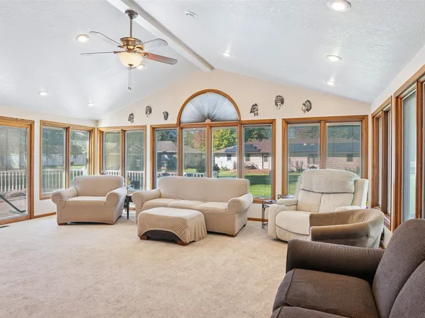 702 10th Ave, Sully, IA 50251