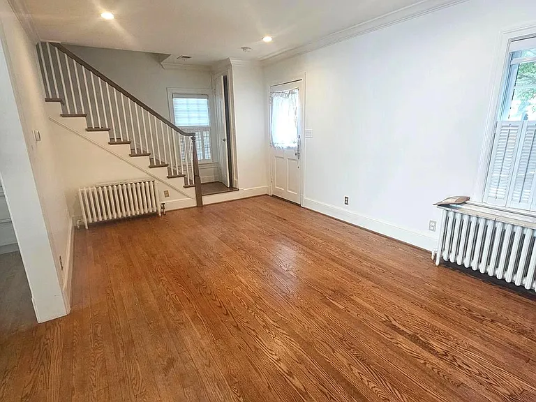 102 E Oak St — Photo 3
