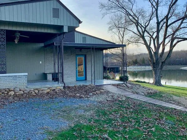 479 Summer Sound Rd, Piney Flats, TN 37686