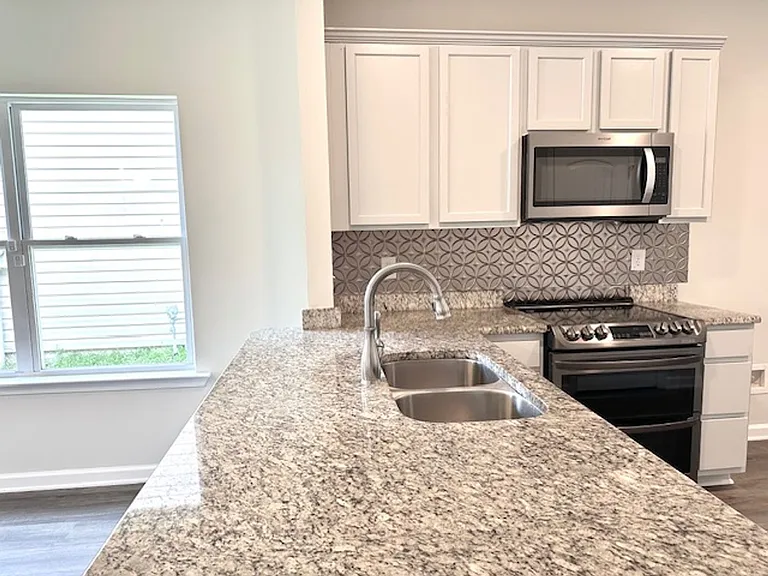 318 Carson Ct — Photo 3