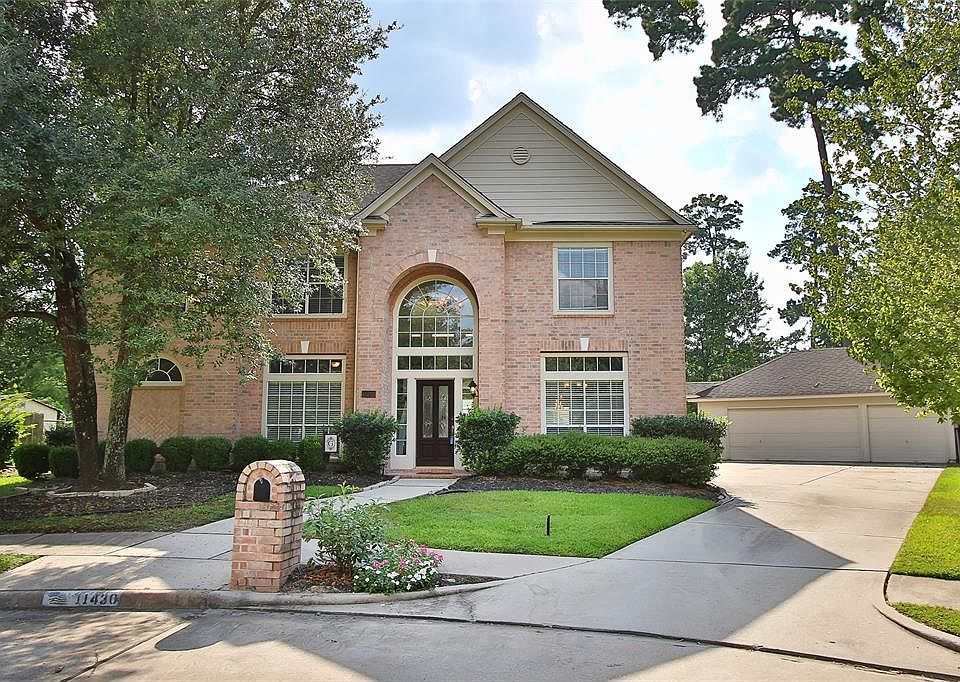 Amazing 5 bedroom home with a pool/spa and 3 car garage located at the end of the cul de sac. Recently updated and gorgeous!