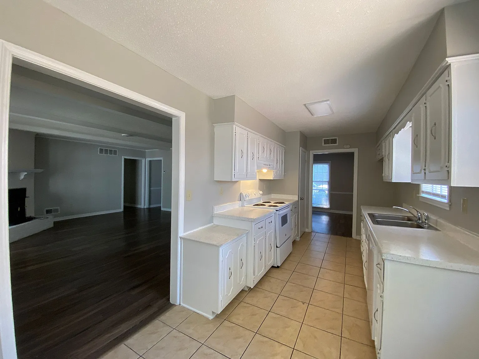 5438 Elmhurst Ave — Photo 2