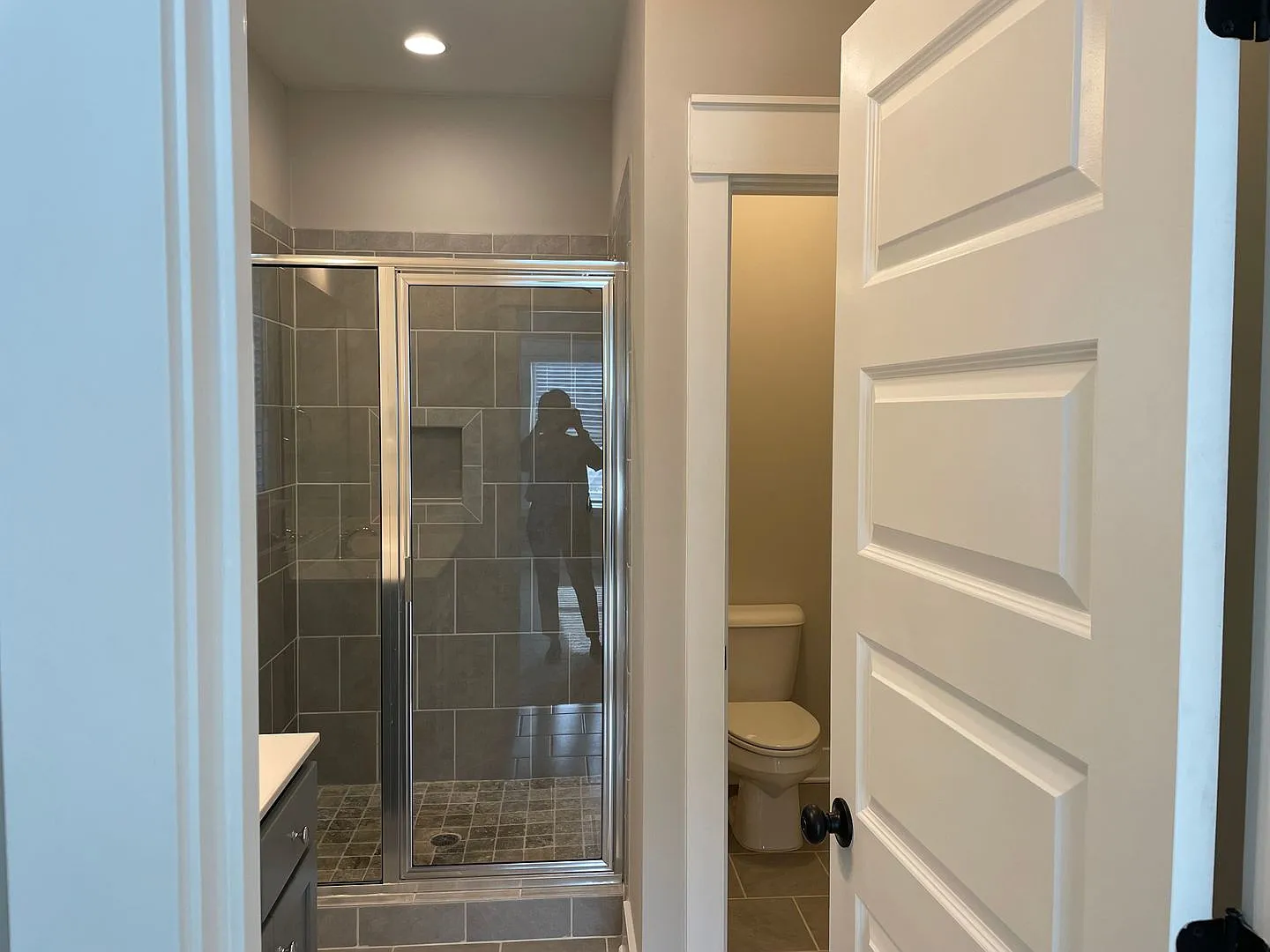 Spacious 3 bedroom home with garage and fenced backyard! — Photo 4