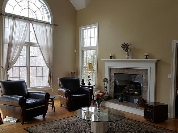4th image of 48 Coventry Ln
