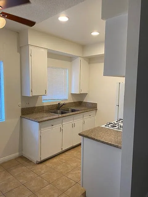 Building Photo - 4342 W 130th St #2
