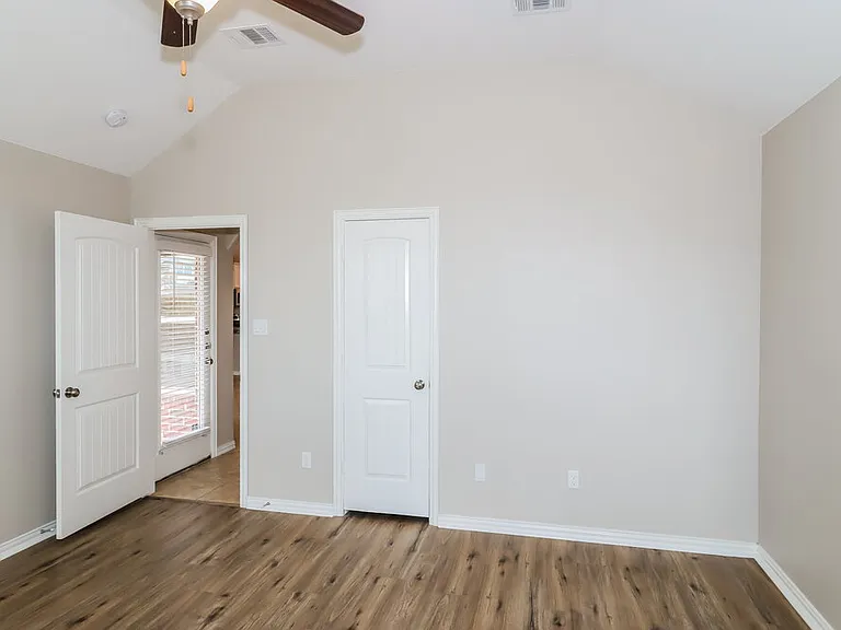 1913 Chimney Dr — Photo 10