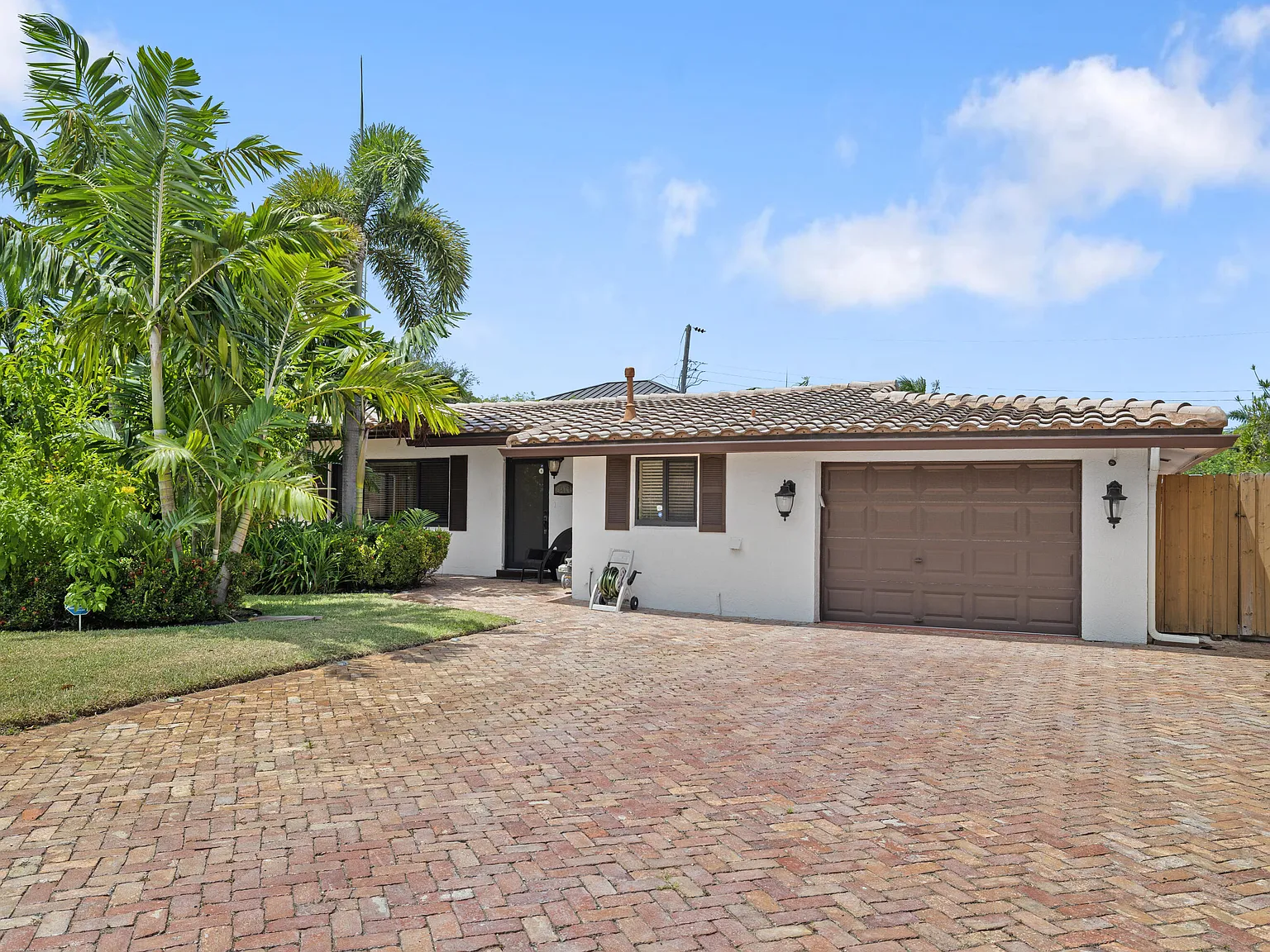 3 bed, 3.0 bath, 1870 sqft, $5,995 — Photo 2