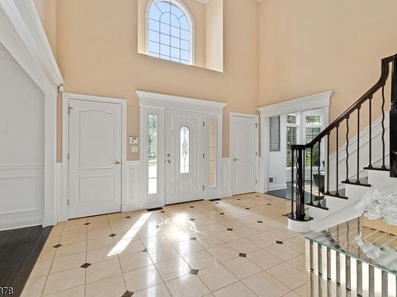 3rd image of 20 Watchung Crest Dr