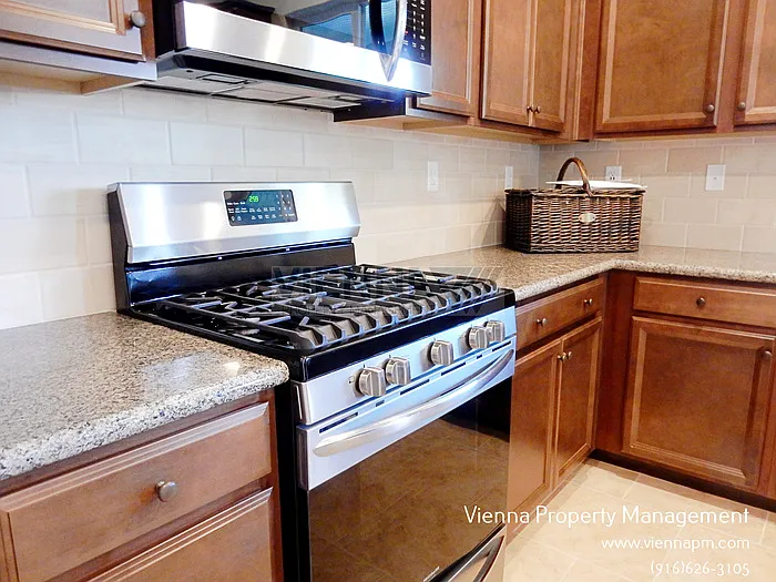1062 Yucca Dr — Photo 8