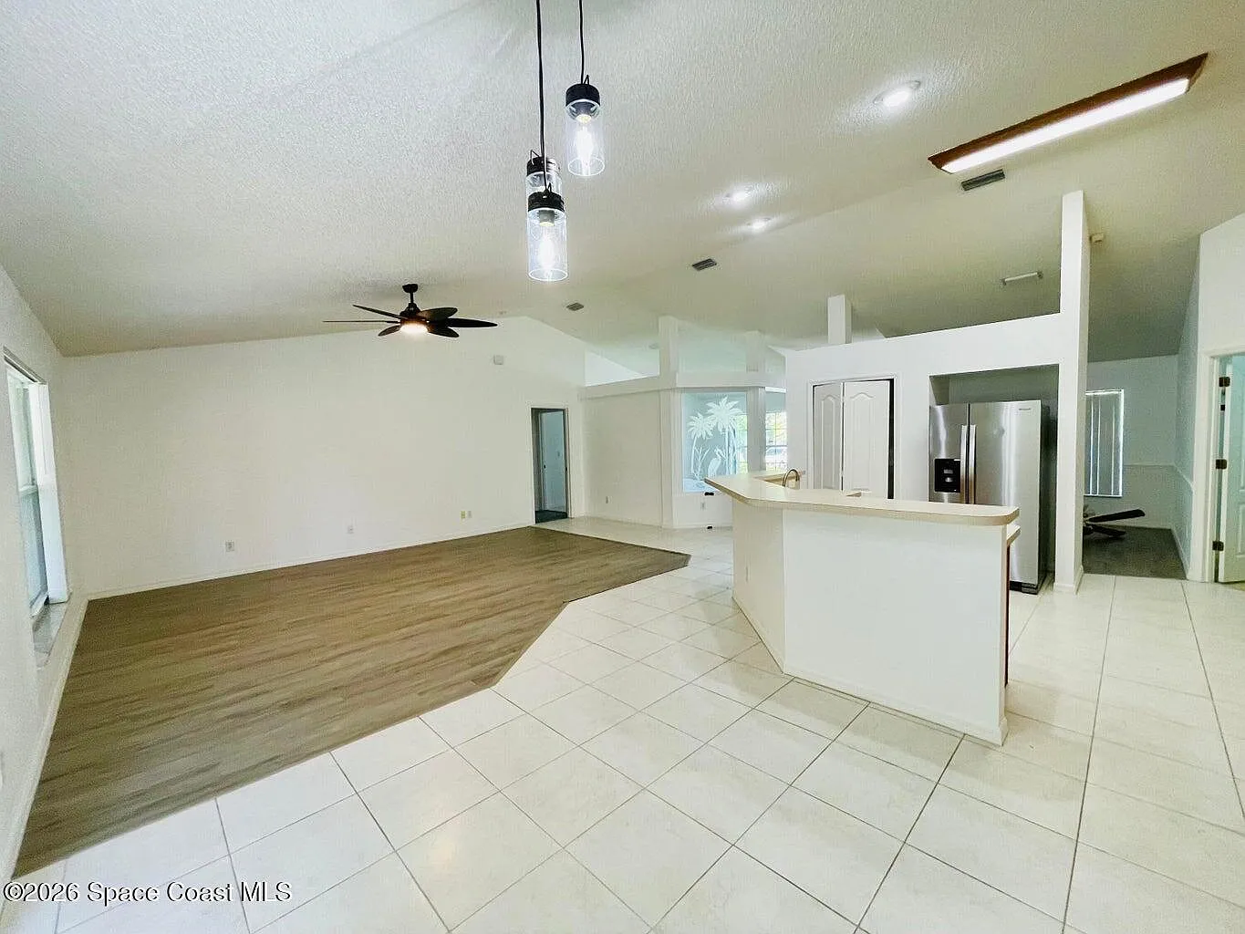 3 bed, 2.0 bath, 2006 sqft, $2,400 — Photo 2