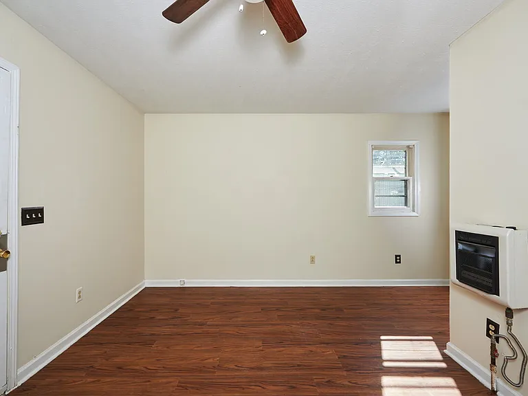 212 W Hillcrest Dr — Photo 3
