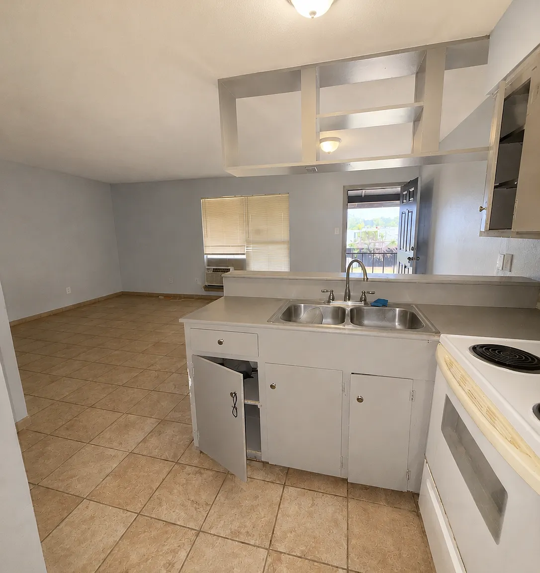 E Houston - 7 — Photo 2